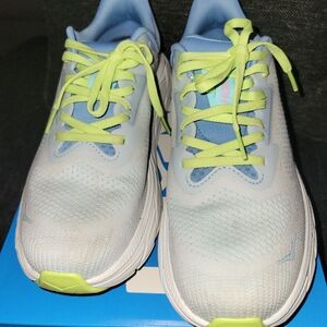 Hoka One One Arahi 7 in Gray and Blue with Yellow Accents